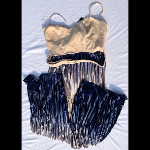 β¨ 5x HP β¨ Waterfalling β¨ Belted Velvet Jumpsuit β¨ - Picture 9 of 9